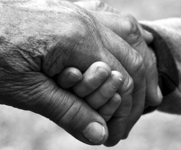 La sabiduría de los abuelos se refleja en las manos entre lazadas.