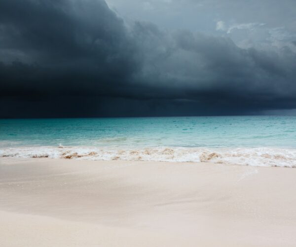 Playa arena blanca. Tormenta en el horizonte.